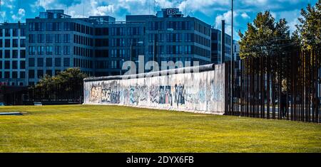 Berlino, Germania - 20 settembre 2019: Vista panoramica del muro di Berlino con graffiti Foto Stock