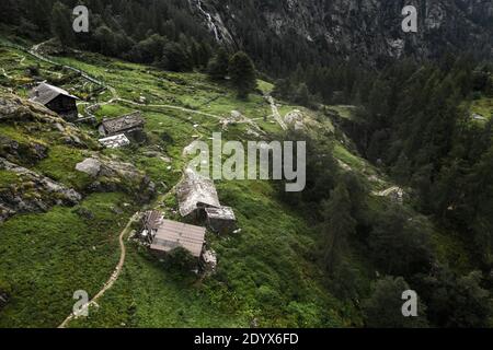 Vista aerea di edifici che si erstazionano su verde montagna alpina Foto Stock