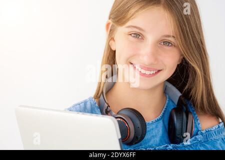 Vista ravvicinata sulla ragazza con laptop e cuffie Foto Stock