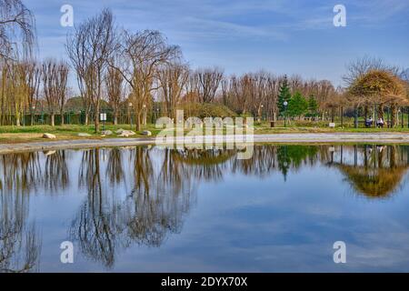 Tema autunnale, alberi secchi marroni e la sua magnificenza riflessione sull'acqua con la gente sulla casa di bambù Foto Stock