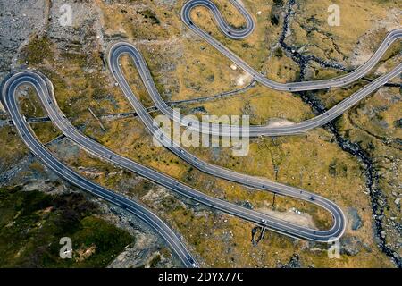 Vista aerea della strada Transfagarasan in montagna rumena Foto Stock
