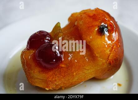 Vista di una torta di baba au rhum in Francia Foto Stock