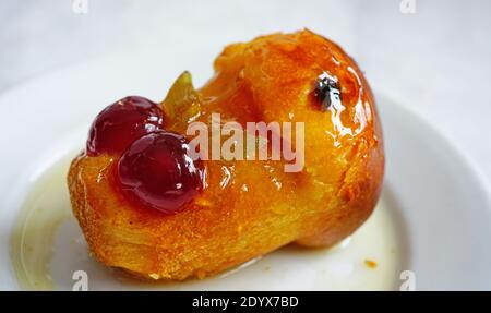 Vista di una torta di baba au rhum in Francia Foto Stock