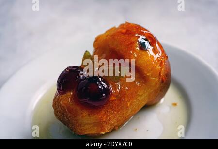 Vista di una torta di baba au rhum in Francia Foto Stock