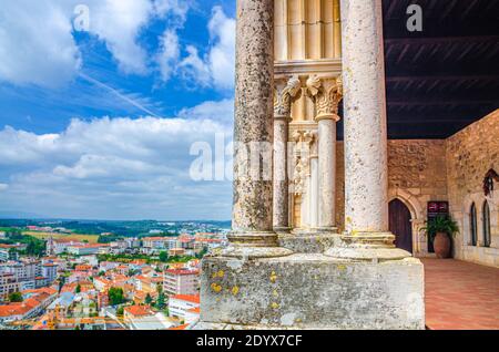 Loggia del castello medievale di Leiria edificio Castelo de Leiria con porticato gotico e vista aerea del centro storico della città, Portogallo Foto Stock