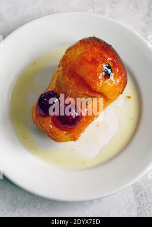 Vista di una torta di baba au rhum in Francia Foto Stock