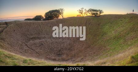 Vista all'alba del Monte Eden ad Auckland, Nuova Zelanda Foto Stock