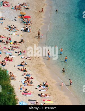 Villafranche-sur-Mer, Costa Azzurra, Costa Azzurra, Alpi Marittime, Francia. Spiaggia nella baia. Foto Stock