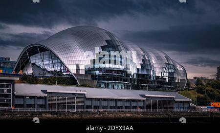 Il Sage Gateshead sopra HMS Calliope. Foto Stock