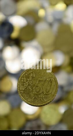Un primo piano mostra una moneta da 50 centesimi di euro. Questo è denaro. Sfondo di denaro sfocato. Moneta sostituibile dell'eurozona del valore di 0.5 euro. La moneta è di Nordi Foto Stock