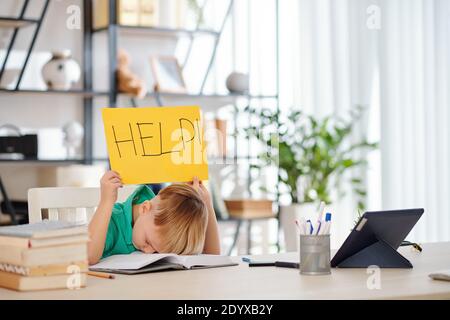 Ragazzo che tiene il cartello di aiuto Foto Stock