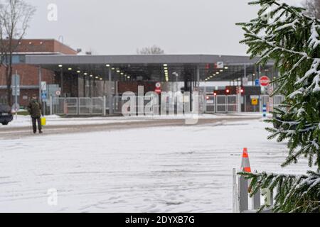 Narva, Estonia. Dicembre 23, 2020 un ramo di abete rosso decorato sullo sfondo delle usanze estoni. Foto di alta qualità Foto Stock