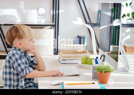 Scolaro che guarda la lezione online Foto Stock