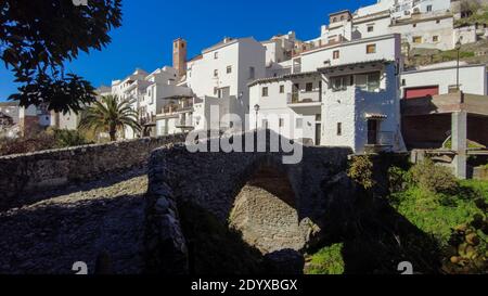 Passeggia per le strade bianche del comune di Salares, nella provincia di Malaga, Andalusia Foto Stock