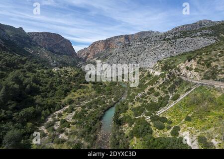 La passerella El Caminito del Rey, costellata lungo una stretta gola a El Chorro, vicino ad Ardales, in provincia di Málaga, Spagna Foto Stock