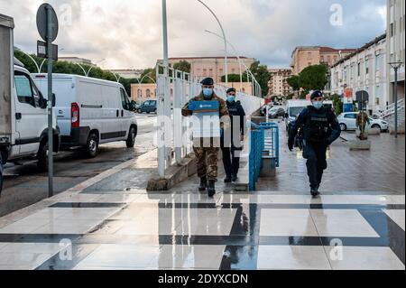 Palermo, Italia. 27 Dicembre 2020. I membri dell'Esercito Italiano indossano maschere facciali arrivano con il vaccino. Ospedale "Civico" di Palermo inizia la campagna di vaccinazione del Covid-19 in Sicilia. Dopo la consegna del vaccino Pfizer-BioNTech COVID-19 da parte dell'Esercito Italiano al Dottor Francesco Gervasi, che lo ha conservato nel Dipartimento di Oncologia, un primo gruppo di medici e operatori sanitari a rischio era stato vaccinato al mattino." Credit: SOPA Images Limited/Alamy Live News Foto Stock