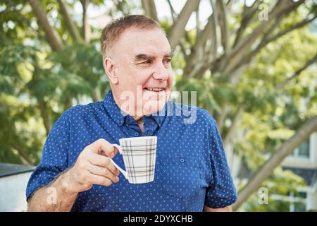 Uomo anziano con tazza di caffè Foto Stock