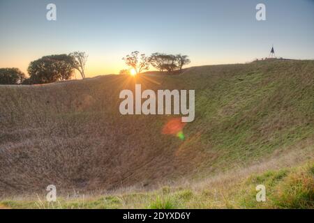 Vista all'alba del Monte Eden ad Auckland, Nuova Zelanda Foto Stock