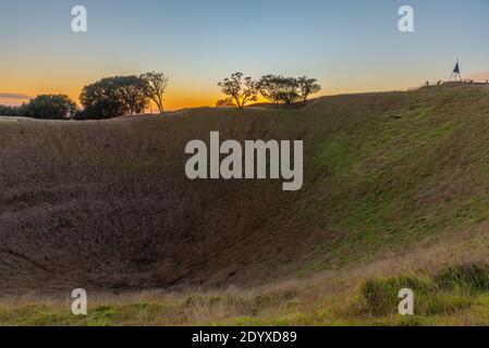 Vista all'alba del Monte Eden ad Auckland, Nuova Zelanda Foto Stock