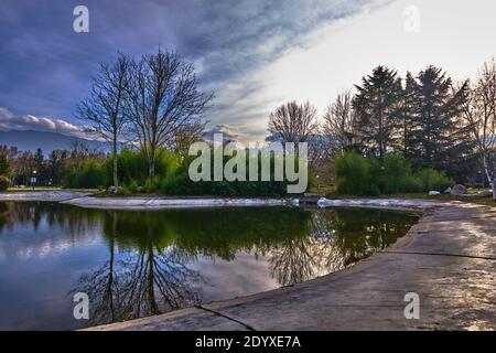 Tema autunnale, alberi secchi marroni e la sua magnificenza riflessione sull'acqua con la gente sulla casa di bambù Foto Stock