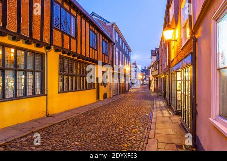 Vista di Elm Hill strada acciottolata e architettura al crepuscolo, Norwich, Norfolk, Inghilterra, Regno Unito, Europa Foto Stock