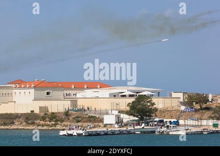 Sevastopol, Crimea, Russia - 26 luglio 2020: Le conchiglie sparate dal sistema di lancio multiplo Grad alla celebrazione del Navy Day volano sopra il Konstant Foto Stock