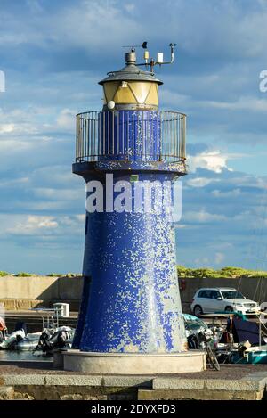 Faro blu all'ingresso del porto di Castiglione della Pescaia, Maremma, Toscana, Italia Foto Stock