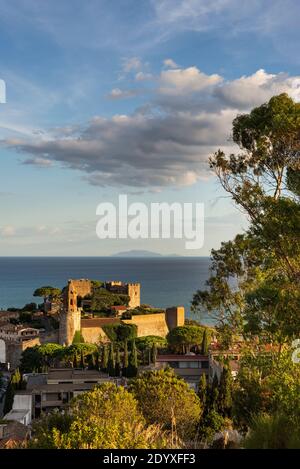 Vista sul castello, la città e il porto di Castiglione della Pescaia all'isola del Giglio nel Mar Tirreno al tramonto, Toscana, Italia Foto Stock