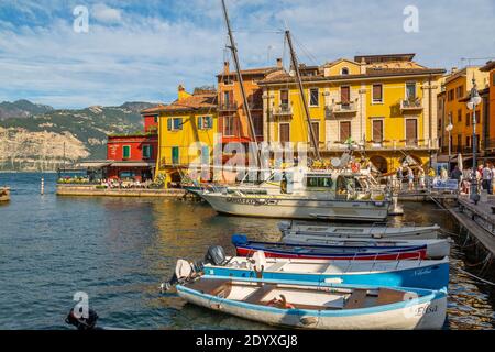 Vista del porto e dell'architettura in una giornata di sole, Malcesine, Lago di Garda, Provincia di Verona, Italia, Europa Foto Stock