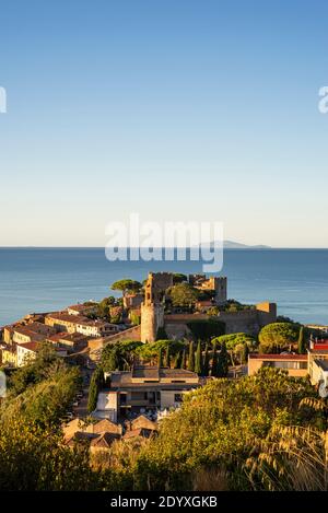 Vista sul castello, la città e il porto di Castiglione della Pescaia all'isola del Giglio nel Mar Tirreno all'alba, Toscana, Italia Foto Stock