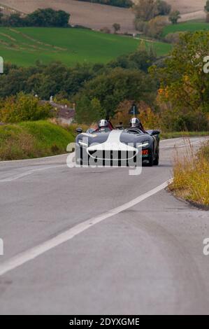 CAGLI , ITALY - OTT 24 - 2020 : FERRARI MONZA SP1 su una vecchia vettura da corsa nel rally Mille miglia 2020 la famosa corsa storica italiana (1927-1957) Foto Stock