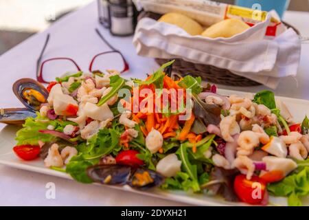 Vista dell'insalata di pesce in Piazza Giosue Carducci, Sirmione, Lago di Garda, Provincia di Verona, Italia, Europa Foto Stock