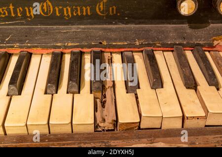 Immagine di una vecchia tastiera a piano con una polvere danneggiata tasti Foto Stock