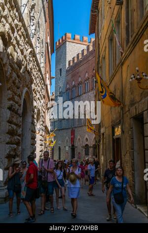 Vista sulla strada trafficata vicino a Piazza del campo, Siena, Toscana, Italia, Europa Foto Stock