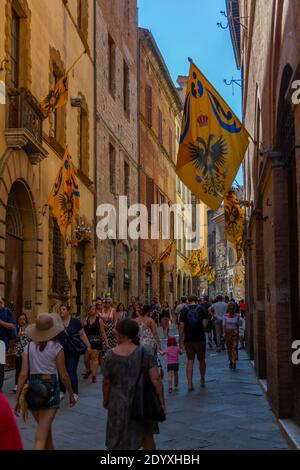 Vista sulla strada trafficata vicino a Piazza del campo, Siena, Toscana, Italia, Europa Foto Stock