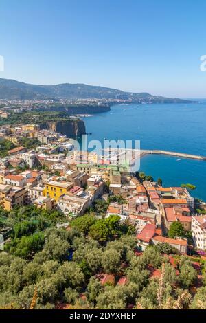 Vista di Sorrento e del Golfo di Napoli a Sorrento, Campania, Italia, Europa Foto Stock