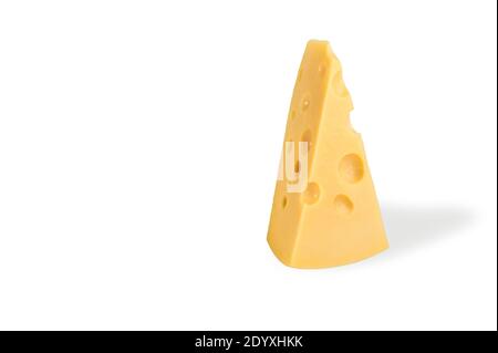 pezzo di formaggio triangolare con fori isolati su fondo bianco. Olandese Olanda semi-hard Maasdam formaggio di invecchiamento naturale. Spazio copia Foto Stock