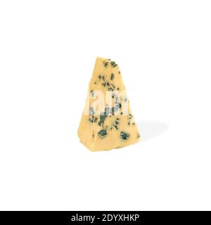 pezzo di formaggio triangolare con muffa. formaggio blu. Cuneo di formaggio blu dor blu morbido con muffa isolata su sfondo bianco Foto Stock