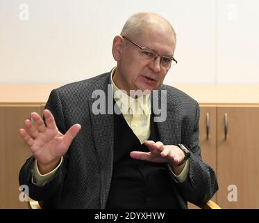 La Czech Science Foundation (GA CR) stanzierà circa un miliardo di corone per nuovi progetti di ricerca di base il prossimo anno, circa mezzo miliardo in meno rispetto a quest'anno, poiché altri programmi lanciati in precedenza saranno attuati nel 2021, ha dichiarato a CTK Vojtech Janu, della sezione PR dell'agenzia. "Quest'anno sono stati finanziati nuovi progetti per circa 1.5 miliardi di corone. Il prossimo anno, il bilancio GA CR dovrebbe rimanere simile a quest’anno, circa 4.2 miliardi di corone. Tuttavia, stiamo finanziando un maggior numero di progetti degli ultimi anni e per questo motivo la quota di mezzi per i nuovi progetti è inferiore all'anno precedente", ha scritto Janu, Foto Stock