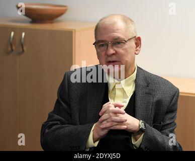 La Czech Science Foundation (GA CR) stanzierà circa un miliardo di corone per nuovi progetti di ricerca di base il prossimo anno, circa mezzo miliardo in meno rispetto a quest'anno, poiché altri programmi lanciati in precedenza saranno attuati nel 2021, ha dichiarato a CTK Vojtech Janu, della sezione PR dell'agenzia. "Quest'anno sono stati finanziati nuovi progetti per circa 1.5 miliardi di corone. Il prossimo anno, il bilancio GA CR dovrebbe rimanere simile a quest’anno, circa 4.2 miliardi di corone. Tuttavia, stiamo finanziando un maggior numero di progetti degli ultimi anni e per questo motivo la quota di mezzi per i nuovi progetti è inferiore all'anno precedente", ha scritto Janu, Foto Stock