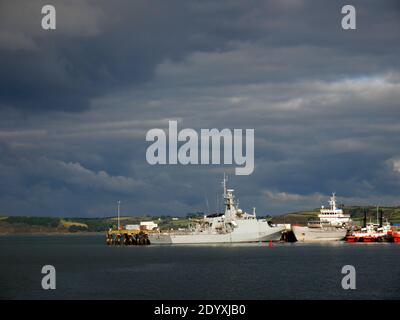 HMS Medway, una nave di pattuglia di classe fluviale, ormeggiata a Falmouth, Cornovaglia. Foto Stock