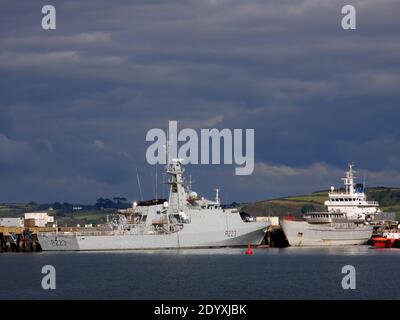 HMS Medway, una nave di pattuglia di classe fluviale, ormeggiata a Falmouth, Cornovaglia. Foto Stock