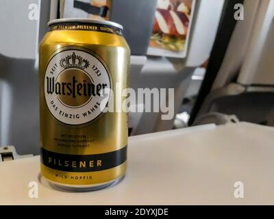 Warsteiner Pilsner birra tedesca. Bere lattina di birra sull'aereo per Maiorca. Foto Stock