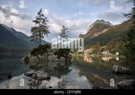 Lago Hintersee di fronte al paesaggio panoramico di montagna a Ramsau, Germania Foto Stock