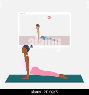 Una giovane donna nera in piedi a Cobra posa e guardando online yoga pratica su TV o proiettore. Concetto di soggiorno a casa. Attività domestica durante la quarantena Illustrazione Vettoriale
