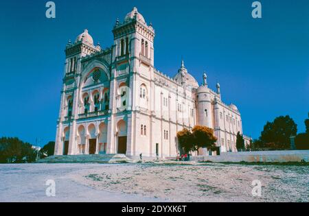 Sito archeologico di Cartagine. Rovine della capitale dell'antica civiltà cartaginese, ora Tunisia. L'Acropoli, conosciuta anche come Cattedrale di San Luigi, chiesa cattolica romana. Scansione di archivio da un vetrino. Aprile 1976. Foto Stock