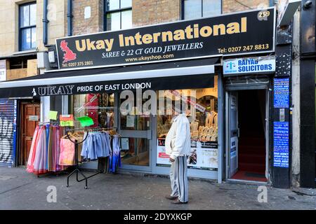 Negozio di saree e gioielli nel Whitechapel Market, Mile End Road, East London, England, UK Foto Stock