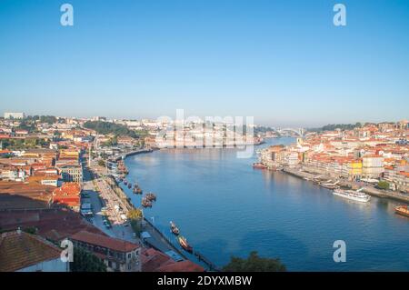 Vista sul fiume Douro a Porto, Portogallo Foto Stock