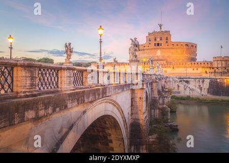 Roma, Italia - 3 novembre 2014: Vista sul ponte di Sant'Angelo sul fiume Tevere guardando verso Castel Sant'Angelo al tramonto a Roma, capitale o Foto Stock