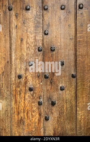 Portiere, finestrini e maniglie delle portiere. Molti stili d'epoca diversi tipici dei Cotswolds UK Foto Stock